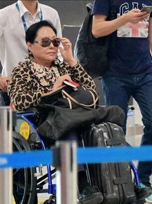 章子怡因在领奖后台摔倒坐轮椅出行